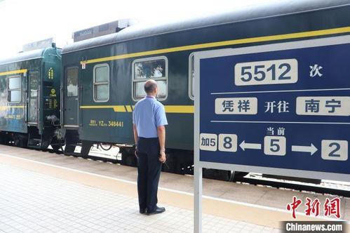 国产定制火车视频,匠心独运，驰骋铁轨的钢铁巨兽