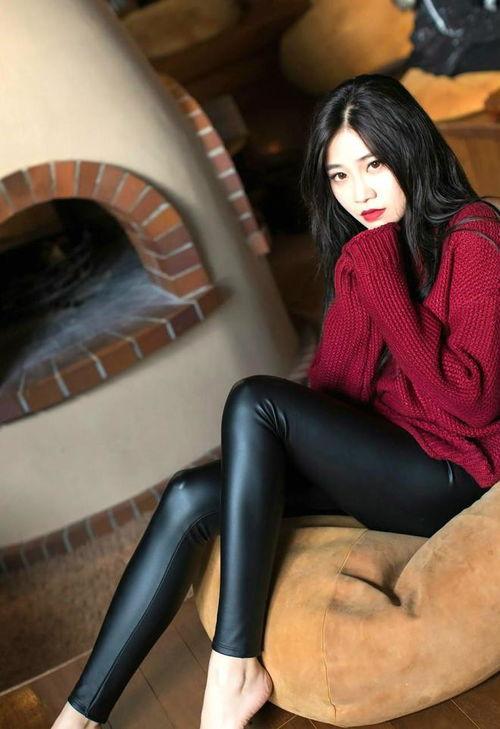 国产美女皮裤网页视频,时尚与性感并存