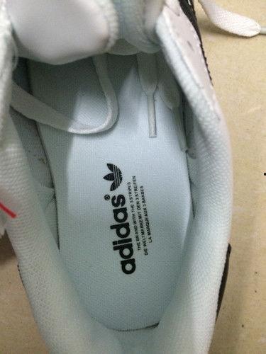 国产贝壳鞋真假对比视频,揭秘真品与仿品的差异对比  第2张